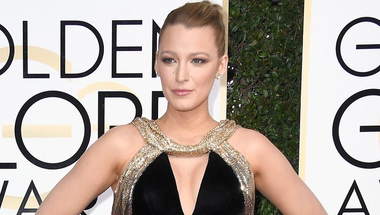 Blake Lively en la alfombra roja de los Globos de Oro 2017