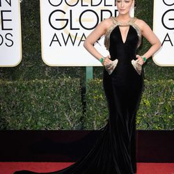 Blake Lively en la alfombra roja de los Globos de Oro 2017