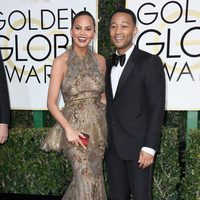 Chrissy Teigen y John Legend en la alfombra roja de los Globos de Oro 2017