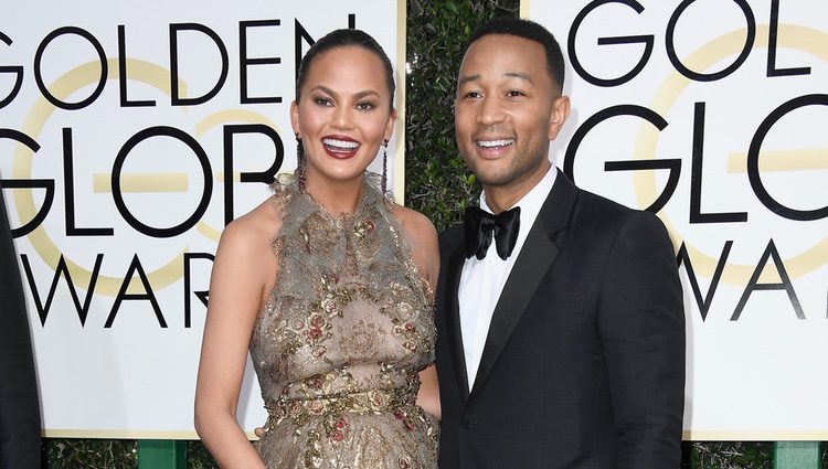 Chrissy Teigen y John Legend en la alfombra roja de los Globos de Oro 2017