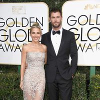 Elsa Pataky y Chris Hemsworth en la alfombra roja de los Globos de Oro 2017