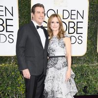 John Travolta y Kelly Preston en la alfombra roja de los Globos de Oro 2017