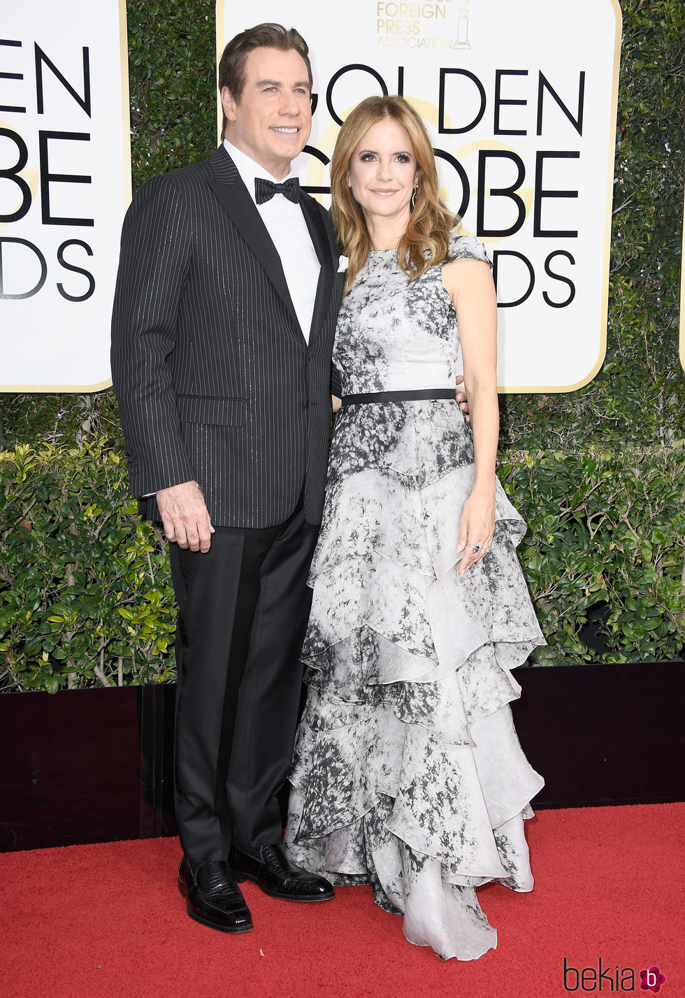 John Travolta y Kelly Preston en la alfombra roja de los Globos de Oro 2017