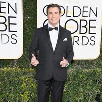 John Travolta en la alfombra roja de los Globos de Oro 2017