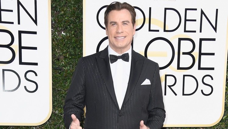 John Travolta en la alfombra roja de los Globos de Oro 2017