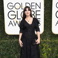 Monica Bellucci en la alfombra roja de los Globos de Oro 2017