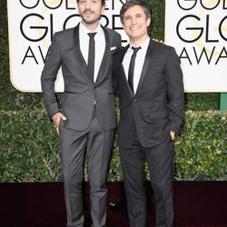 Diego Luna y Gael García Bernal en la alfombra roja de los Globos de Oro 2017