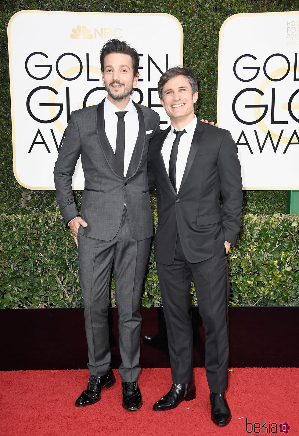 Diego Luna y Gael García Bernal en la alfombra roja de los Globos de Oro 2017