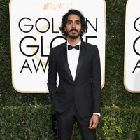 Dev Patel en la alfombra roja de los Globos de Oro 2017