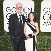 Julia Louis Dreyfus y Brad Hall en la alfombra roja de los Globos de Oro 2017