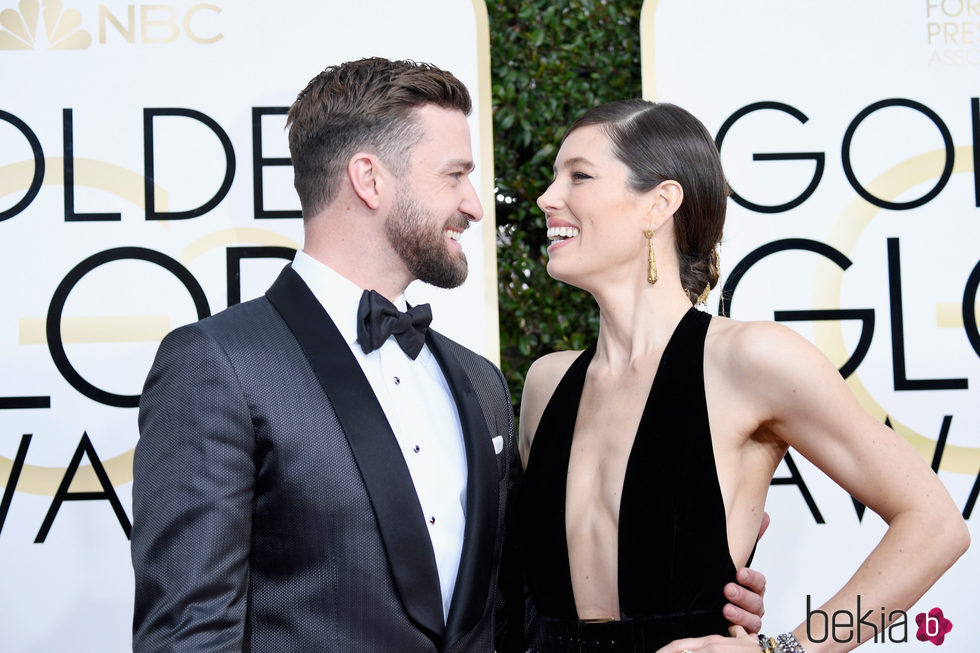 Justin Timberlake y Jessica Biel se dedican una tierna mirada en la alfombra roja de los Globos de Oro 2017