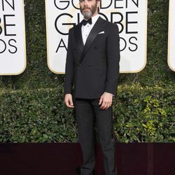 Chris Pine en la alfombra roja de los Globos de Oro 2017