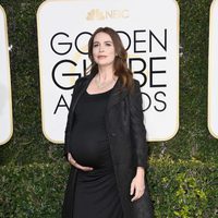 Saffron Burrows en la alfombra roja de los Globos de Oro 2017