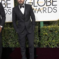 Casey Affleck en la alfombra roja de los Globos de Oro 2017