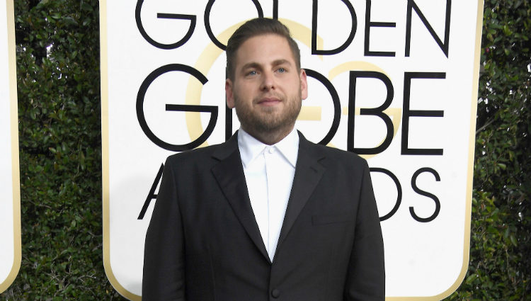 Jonah Hill en la alfombra roja de los Globos de Oro 2017