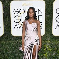 Naomi Campbell en la alfombra roja de los Globos de Oro 2017