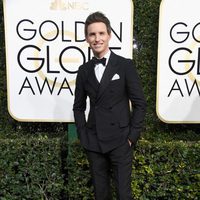 Eddie Redmayne en la alfombra roja de los Globos de Oro 2017