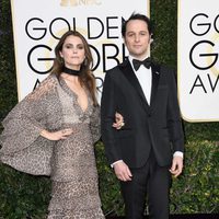 Keri  Russell y Matthew Rhys en la alfombra roja de los Globos de Oro 2017