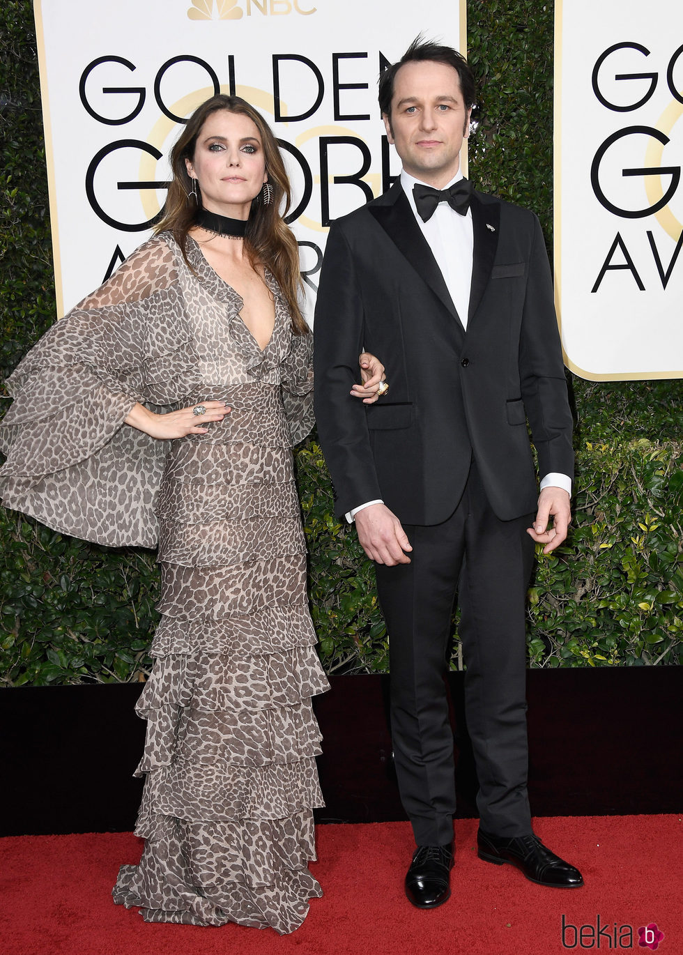 Keri  Russell y Matthew Rhys en la alfombra roja de los Globos de Oro 2017