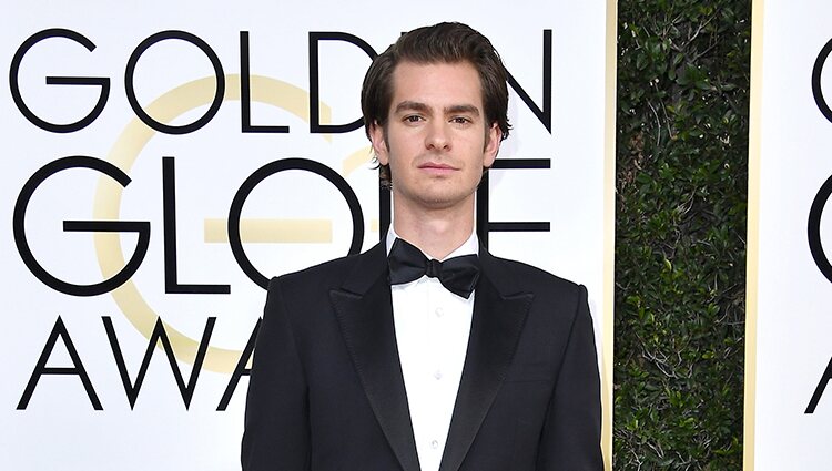 Andrew Garfield en la alfombra roja de los Globos de Oro 2017