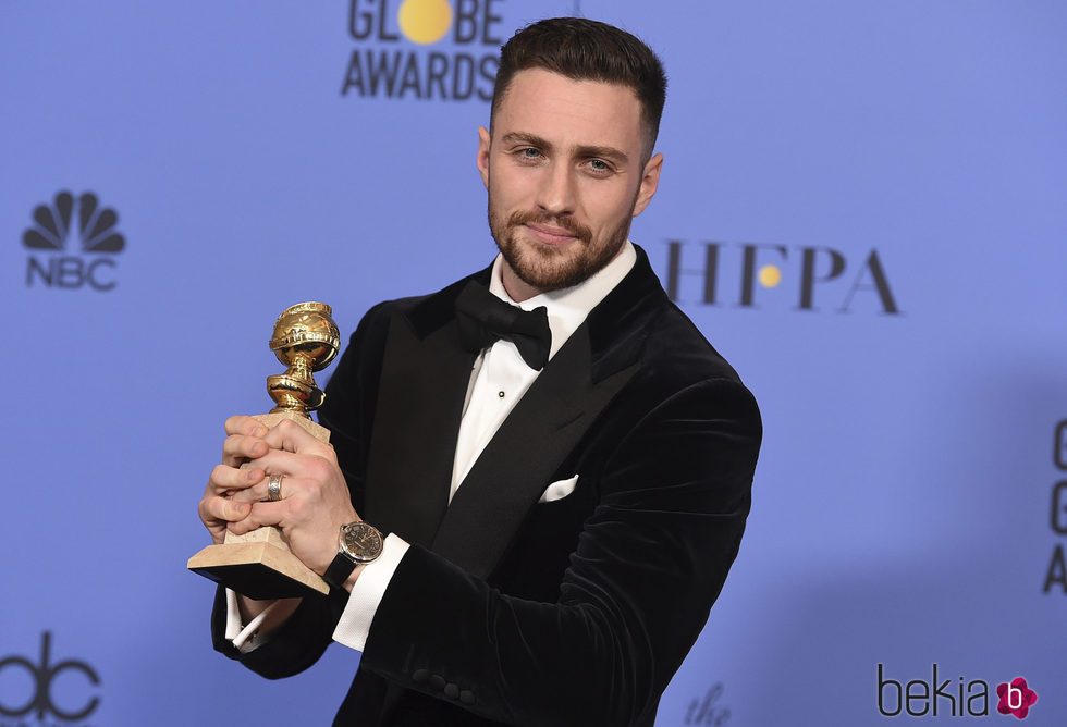 Aaron Taylor-Johnson con su Globo de Oro 2017