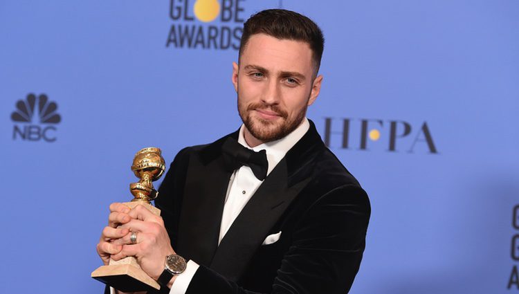 Aaron Taylor-Johnson con su Globo de Oro 2017