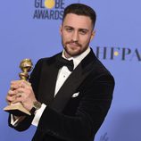 Aaron Taylor-Johnson con su Globo de Oro 2017