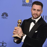 Aaron Taylor-Johnson con su Globo de Oro 2017