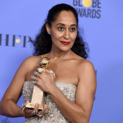 Tracee Ellis Ross con su Globo de Oro 2017