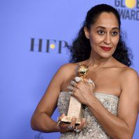 Tracee Ellis Ross con su Globo de Oro 2017