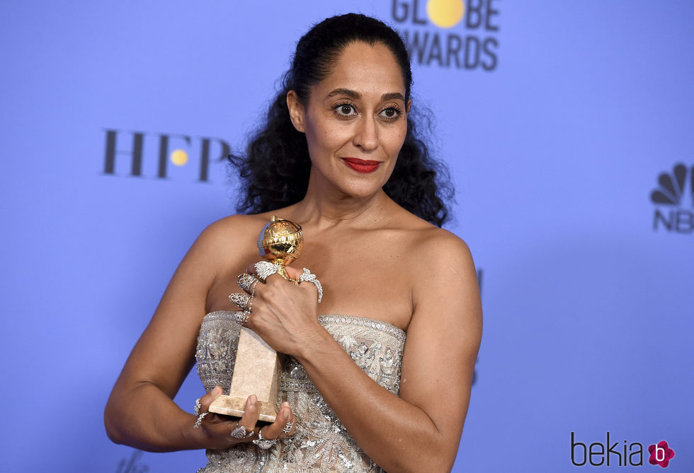 Tracee Ellis Ross con su Globo de Oro 2017