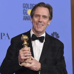 Hugh Laurie con su Globo de Oro 2017