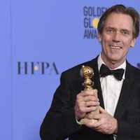 Hugh Laurie con su Globo de Oro 2017