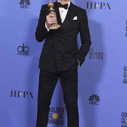 Tom Hiddleston con su Globo de Oro 2017