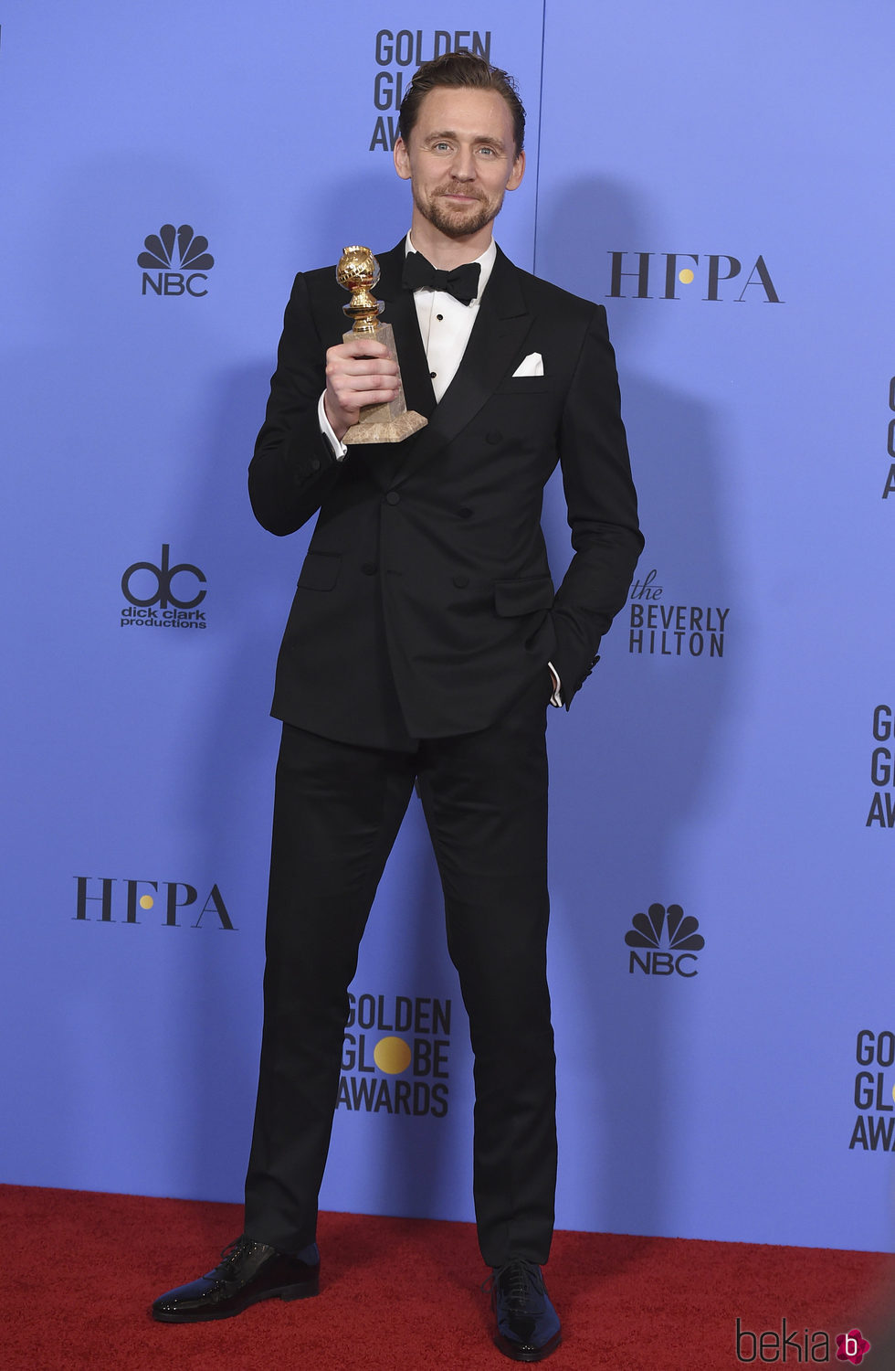 Tom Hiddleston con su Globo de Oro 2017