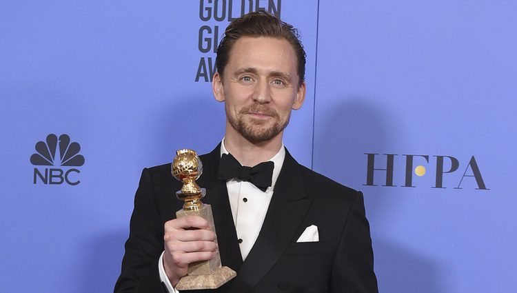 Tom Hiddleston con su Globo de Oro 2017