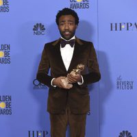 Donald Glover con su Globo de Oro 2017