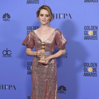 Claire Foy con su Globo de Oro 2017