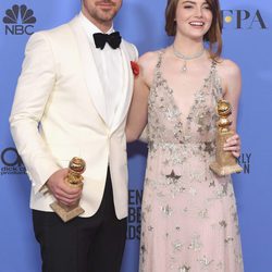 Ryan Gosling y Emma Stone con sus Globos de Oro 2017