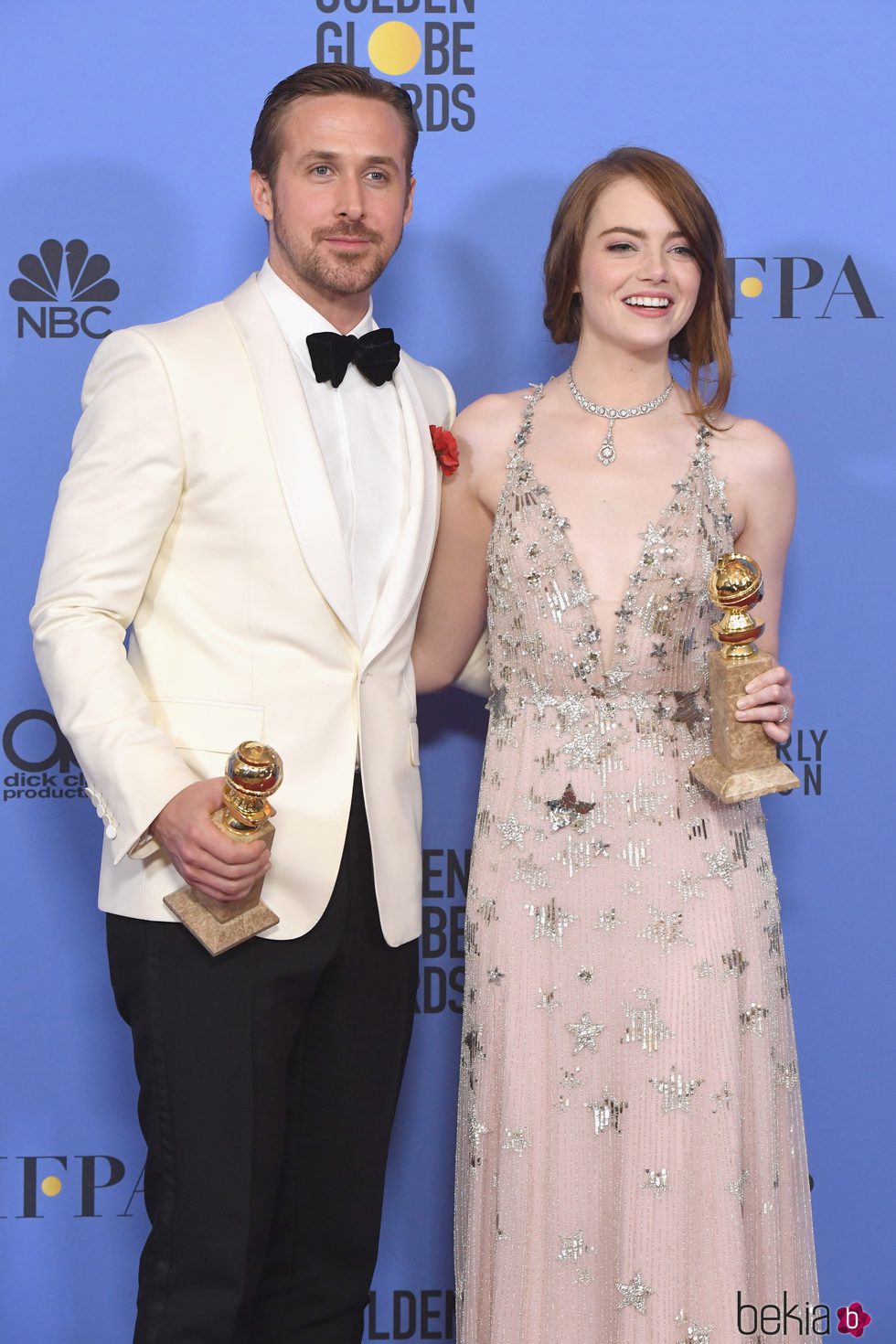 Ryan Gosling y Emma Stone con sus Globos de Oro 2017