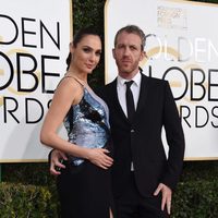 Gal Gadot y Yaron Versano en la alfombra roja de los Globos de Oro 2017