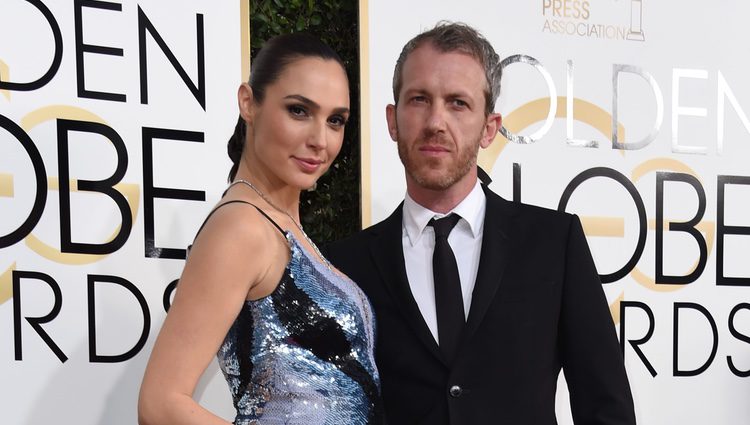 Gal Gadot y Yaron Versano en la alfombra roja de los Globos de Oro 2017