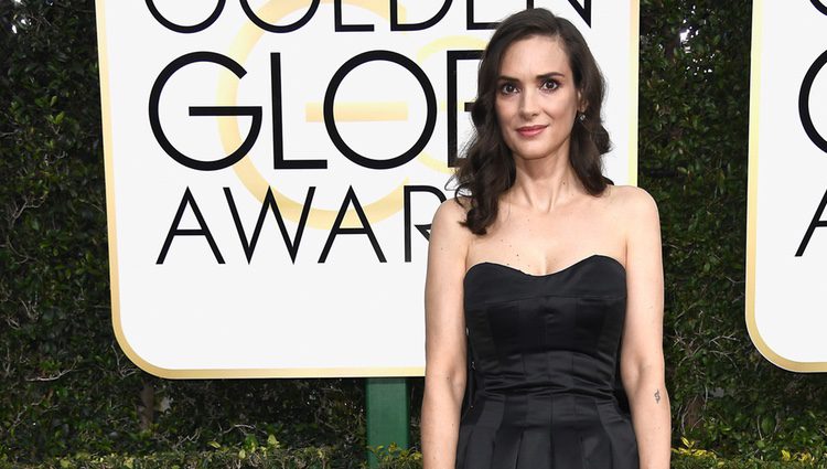 Winona Ryder en la alfombra roja de los Globos de Oro 2017