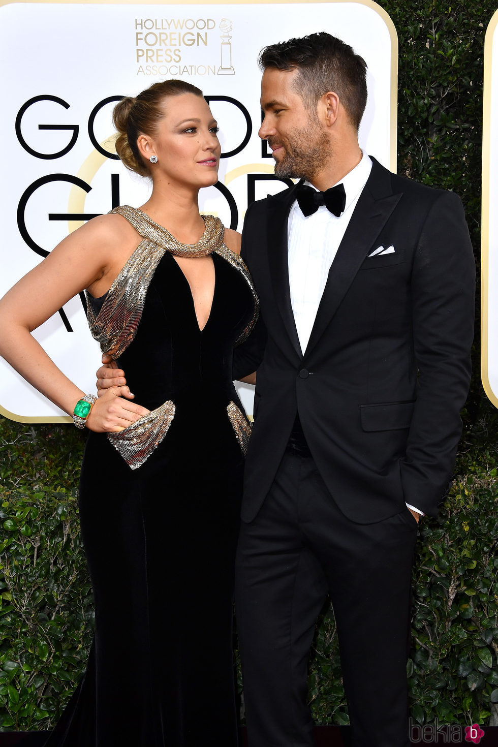 Blake Lively y Ryan Reynolds muy cómplices en la alfombra roja de los Globos de Oro 2017