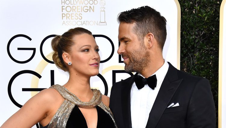 Blake Lively y Ryan Reynolds muy cómplices en la alfombra roja de los Globos de Oro 2017