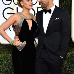 Blake Lively y Ryan Reynolds muy cómplices en la alfombra roja de los Globos de Oro 2017