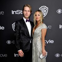 Kaley Cuoco y Karl Cook en la fiesta de Warner Bros tras los Globos de Oro 2017