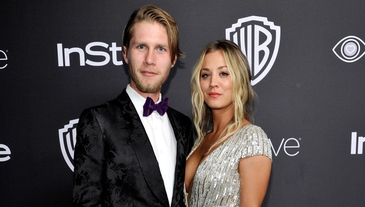 Kaley Cuoco y Karl Cook en la fiesta de Warner Bros tras los Globos de Oro 2017