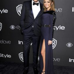 Sarah Hyland y Dominic Sherwood en la fiesta de Warner Bros tras los Globos de Oro 2017