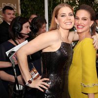 Amy Adams y Natalie Portman en la alfombra roja de los Globos de Oro 2017